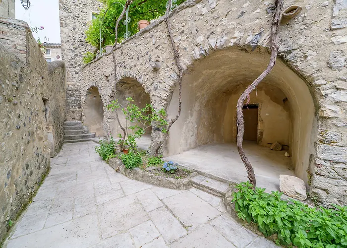 La Tour Des Remparts